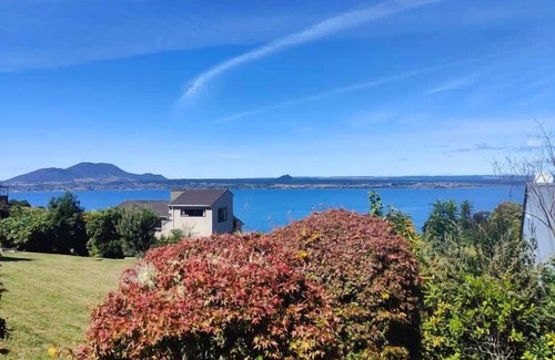 Acacia Bay House | *No Service Fee* Cozy Cabin - Panoramic Lake Views