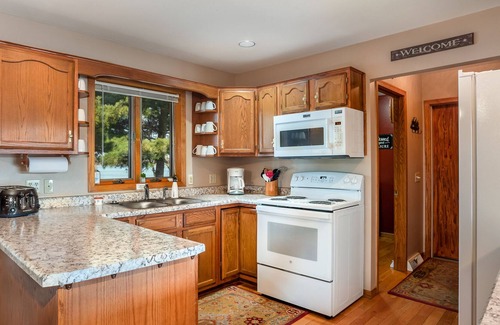 Wautoma House | No steps to lake. Gorgeous sand bottom. Amazing sunsets. Free night w/wknd stay.