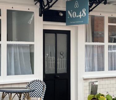 Pewsey Apartment | No48 - Luxe Edwardian Shop Conversion in Pewsey