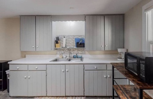Silver Hill House | Nob Hill/UNM Luxury 3 Bedroom House w/King Bedsnn