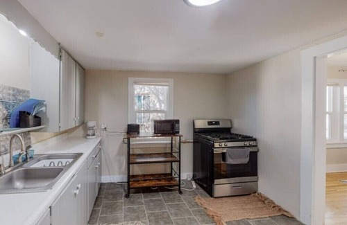 Silver Hill House | Nob Hill/UNM Luxury 3 Bedroom House w/King Bedsnn