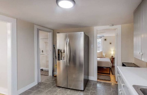 Silver Hill House | Nob Hill/UNM Luxury 3 Bedroom House w/King Bedsnn