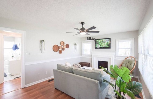 Belmont House | NoBel Bungalow near Belmont Abby