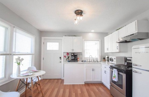 Belmont House | NoBel Bungalow near Belmont Abby