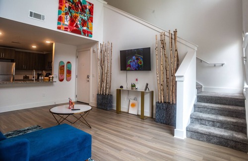 Chosewood Park Apartment | NOIR Loft 5min→Downtown King Full Kitchen Self Check-In