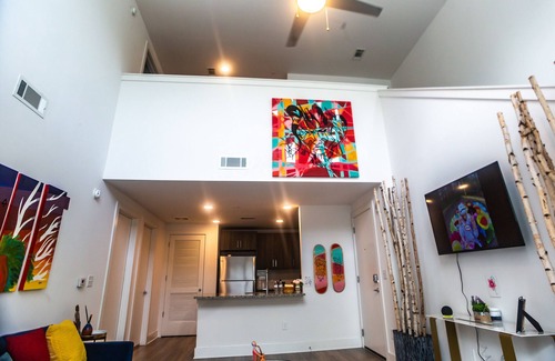 Chosewood Park Apartment | NOIR Loft 5min→Downtown King Full Kitchen Self Check-In