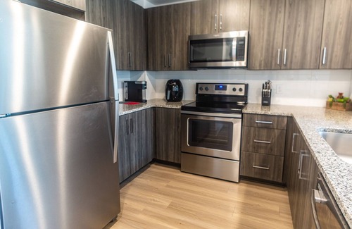 Chosewood Park Apartment | NOIR Loft 5min→Downtown King Full Kitchen Self Check-In