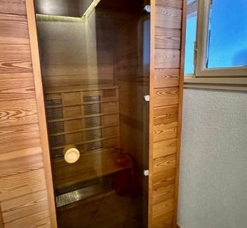 Luchsingen House | Noisy but cosy stay near stunning sights