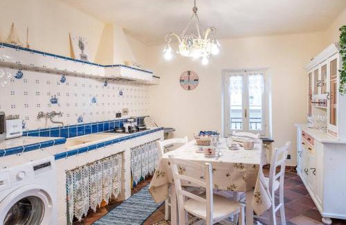 Noli Apartment | Noli centro, Ampia Casa stile Kinfolk