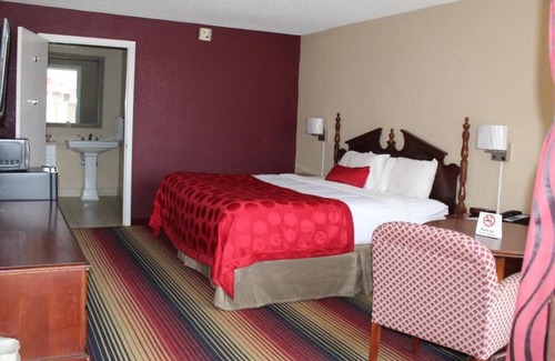Perry House | Non-smoking King 1st Floor Accommodation at FairBridge Inn Express Perry