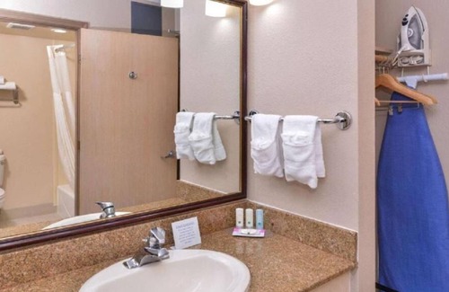 South San Francisco Hotel | Non-Smoking King Room at Hotel Nova SFO By FairBridge