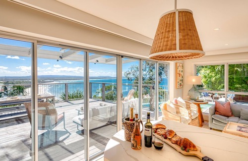 Noosa Heads House | Noo-Jee - 2mins to Hastings St, Ocean Views