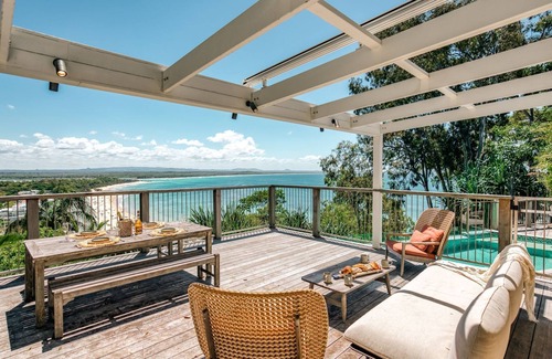 Noosa Heads House | Noo-Jee - 2mins to Hastings St, Ocean Views