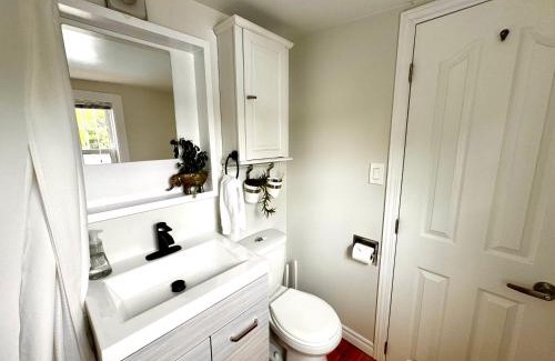 Carleton Place Apartment | NookSide Nest 1 bedroom Upstairs suite King, Queen, Kitchenette, Parking