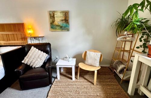 Carleton Place Apartment | NookSide Nest 1 bedroom Upstairs suite King, Queen, Kitchenette, Parking