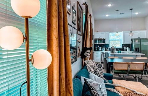 Galveston House | Noon Checkout, Soaking Tub, Sleeps 6