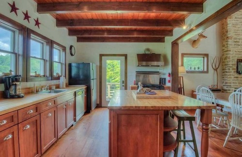 Cherry Log Cabin | Noontootla Cottage- A trout fisherman's paradise | Pet Friendly | Farmhouse cottage
