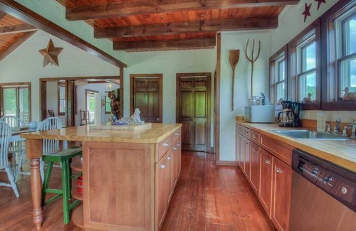 Cherry Log Cabin | Noontootla Cottage- A trout fisherman's paradise | Pet Friendly | Farmhouse cottage
