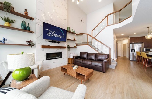West Edmonton House | Nordic Retreat near WEM | Hot Tub, 2 Kitchens, 3 Lounges Sleeps 14
