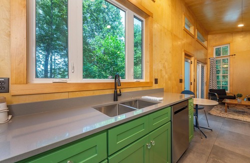 Black Mountain Cottage | Nordic Tiny Cottage - 1 Acre property & walk to Black Mountain