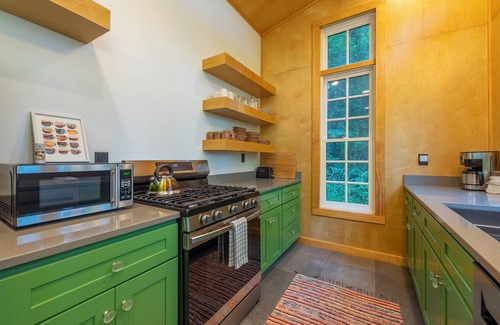 Black Mountain Cottage | Nordic Tiny Cottage - 1 Acre property & walk to Black Mountain