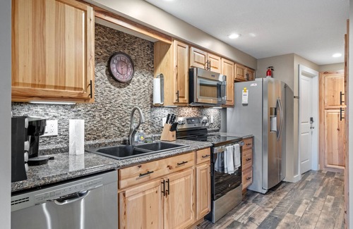 Bartlett House | Nordic Village Condo Sleeps 12!