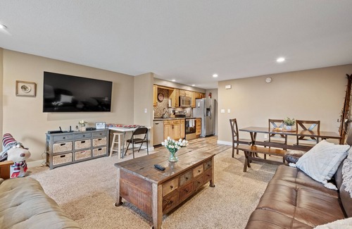 Bartlett House | Nordic Village Condo Sleeps 12!