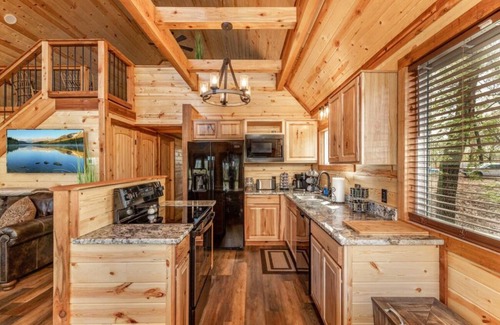 Afton Cabin | Norfolk Cabin (Boat Slip Included)