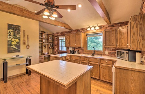 Mountain Home House | Norfork Lake Getaway: Deck, 6 Mi to Main St!