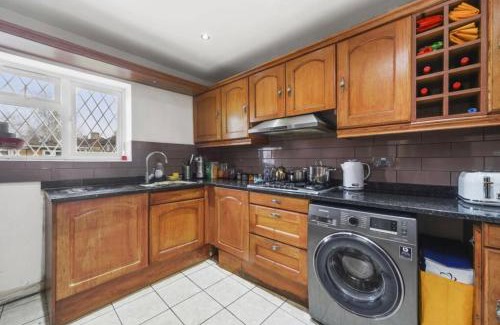 Townfield House | North Avenue Guest House, Heathrow Airport-Free Parking