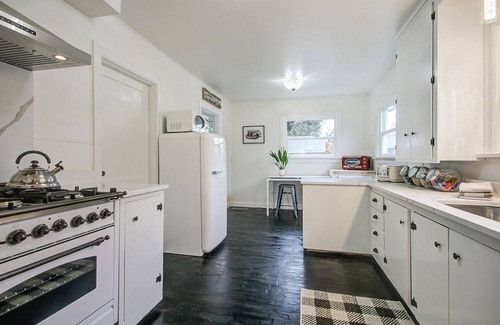 North Bend Cottage | North Bend Downtown Cottage - private hot tub Mt Si view by North Bend Escapes