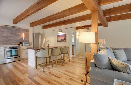 North Conway Apartment | North Conway Townhome w/Private Hot Tub & Deck!