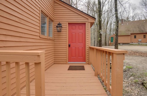 North Conway Apartment | North Conway Townhome w/Private Hot Tub & Deck!