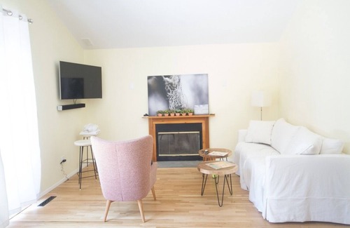 Aquebogue House | North Fork, Aquebogue. Walking distance to vineyards. Short drive to beaches