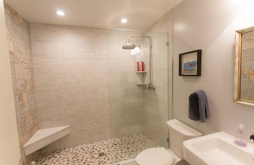Aquebogue House | North Fork, Aquebogue. Walking distance to vineyards. Short drive to beaches