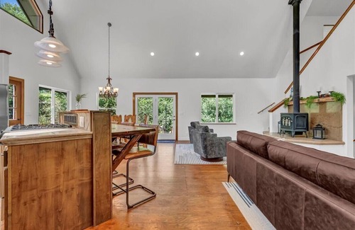 Kaweah House | North Fork Hideaway ~ Sleeps 14! WiFi, AC, Spacious home in Three Rivers