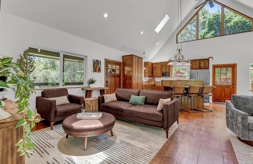 Kaweah House | North Fork Hideaway ~ Sleeps 14! WiFi, AC, Spacious home in Three Rivers