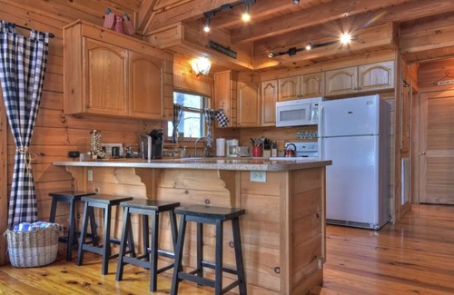 Ellijay Cabin | North GA Mountains Carters Lake Recreational Area Hot Tub Game Room Fireplace
