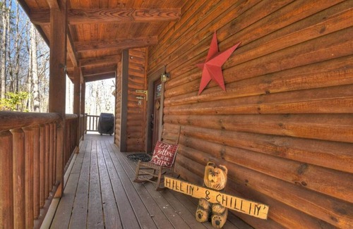 Ellijay Cabin | North GA Mountains Carters Lake Recreational Area Hot Tub Game Room Fireplace