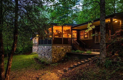 Wiley House | North GA, Timpson Cove Cottage. Just a few hundred yards to Lake Burton.