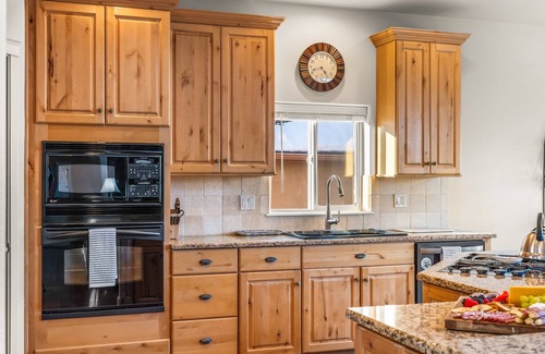 Flying Horse House | North Gate Getaway | Pet Friendly | Game Room