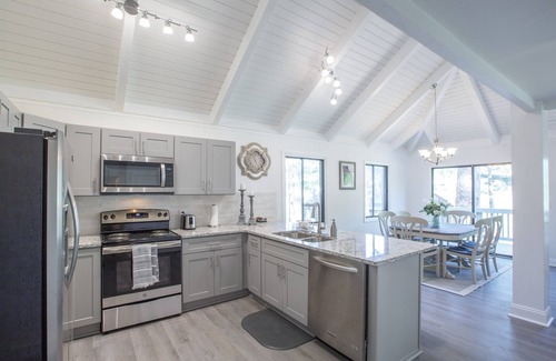 Big Canoe Cottage | North Georgia Mountains/Lake and Golf Views- Pet Friendly