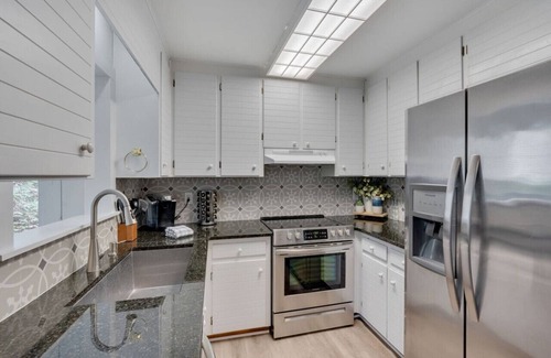 North Raleigh House | North Hill Gem; Renovated/Private/Pristine