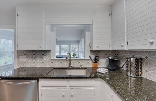 North Raleigh House | North Hill Gem; Renovated/Private/Pristine