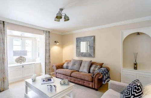 Bakewell House | North Lodge - 17th Century Gate Cottage at Hassop Hall