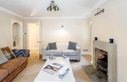 Bakewell House | North Lodge - 17th Century Gate Cottage at Hassop Hall