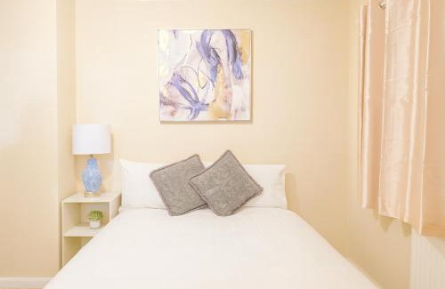 Ponders End House | North London Holiday home, Driveway Parking, BBQ and Indoor Jacuzzi hot tub