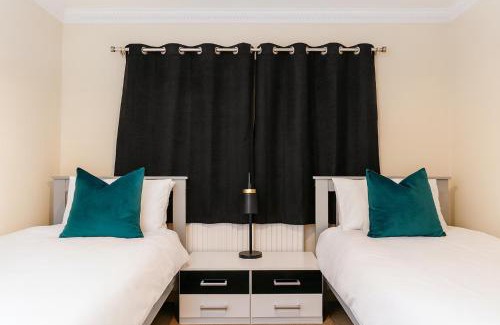 Ponders End House | North London Holiday home, Driveway Parking, BBQ and Indoor Jacuzzi hot tub