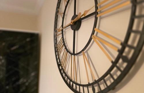 Ponders End House | North London Holiday home, Driveway Parking, BBQ and Indoor Jacuzzi hot tub