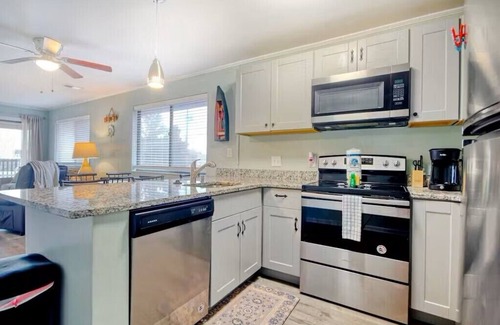 Crescent Beach Apartment | North Myrtle Retreat, 2bd 2ba apartment in 3unit building 1-block from the Beach